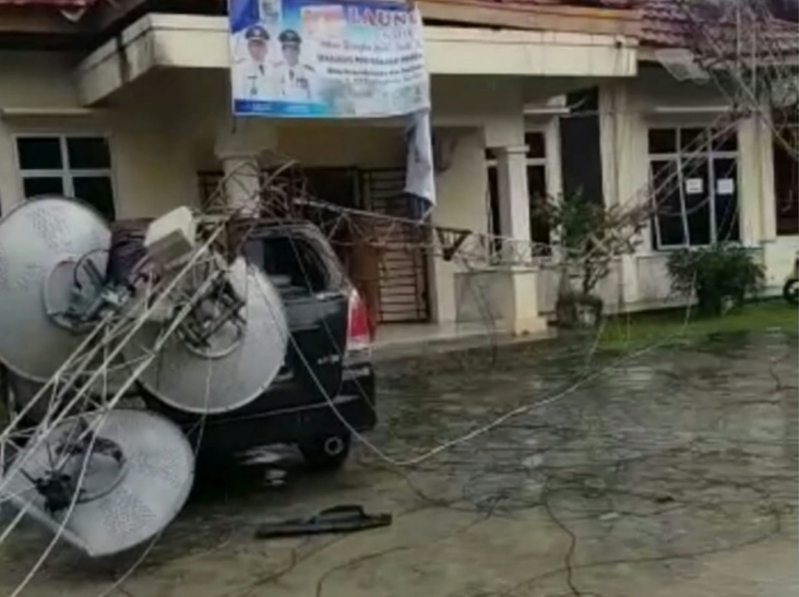 Mobnas Ringsek Kaca Ikut Pecah Ditimpa Tower yang Ambruk