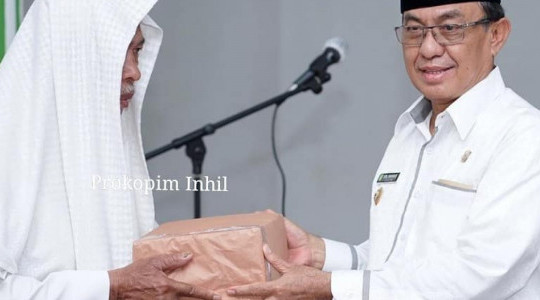 Safari Ramadhan di Sungai Batang, Bupati Inhil Serahkan Al-Qur'an dan Santuni Anak Yatim