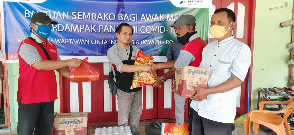 KWACI Rohil Salurkan Bantuan SKK Migas PHE Siak Kepada Awak Media Rohil