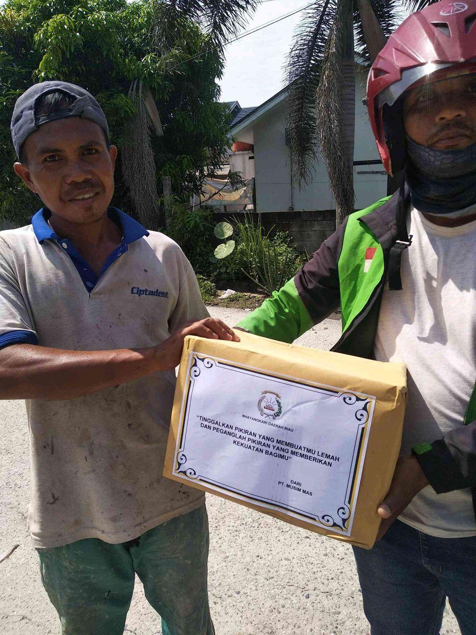 Polda Riau Bantu Masyarakat Terdampak Langsung Covid-19