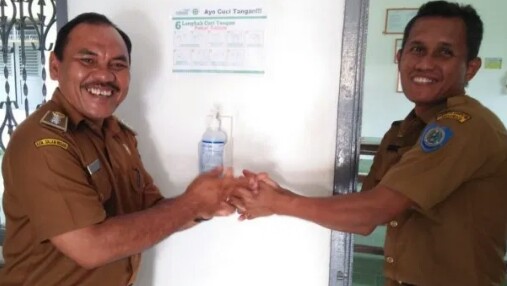 Camat Panai Tengah Sosialisasikan Pencegahan Covid-19 pada Pedagang di Pasar
