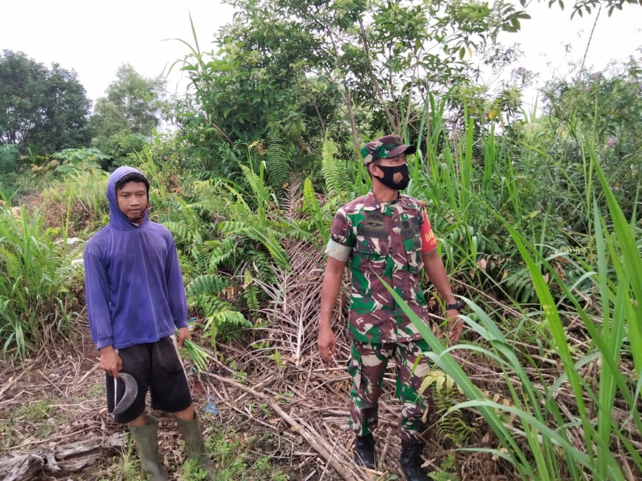Sertu Sugianto Laksanakan Sosialisasi dan Patroli Cegah Karhutla