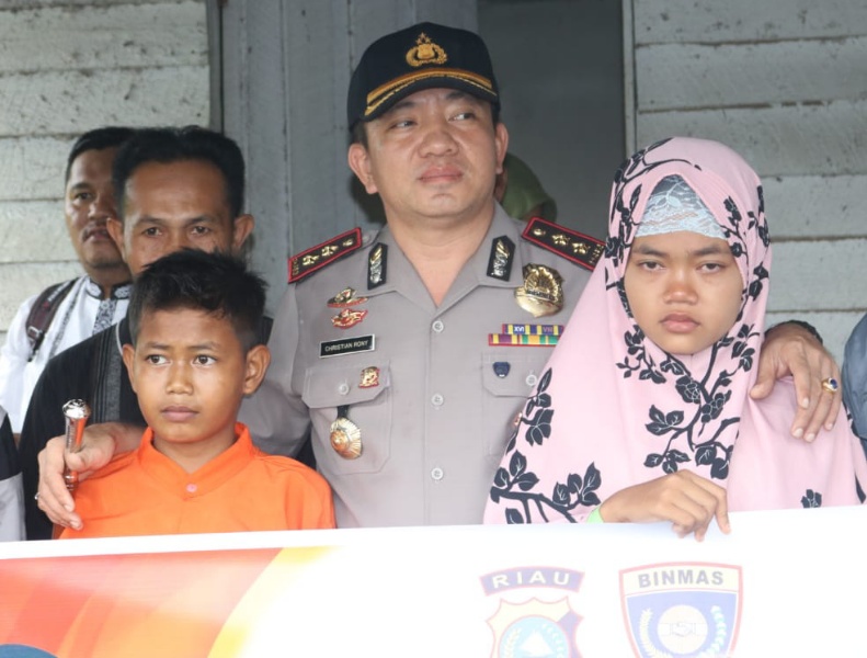 Kapolres Inhil Kunjungi Dua Bersaudara Anak Yatim