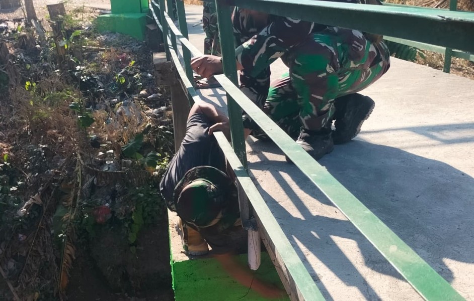 Menyambung Asa di Atas Sungai: Satgas TMMD 129 Bojonegoro dan Warga Wujudkan Jembatan Brang Etan
