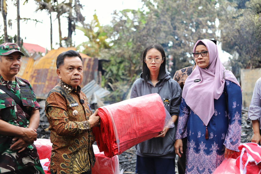 Bupati Asmar Kunjungi dan Serah Bantuan Kepada Korban Kebakaran Rumah