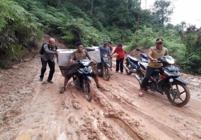 Mengintip 2 Polisi Kampar, Berjibaku Bersama Anggota KPPS Mengangkut Kotak Suara di Desa Balung