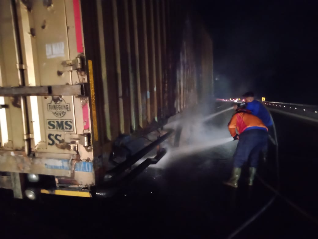 Kobaran Api Gerogoti Satu Unit Truk Saat Melaju di Tol Permai KM 74