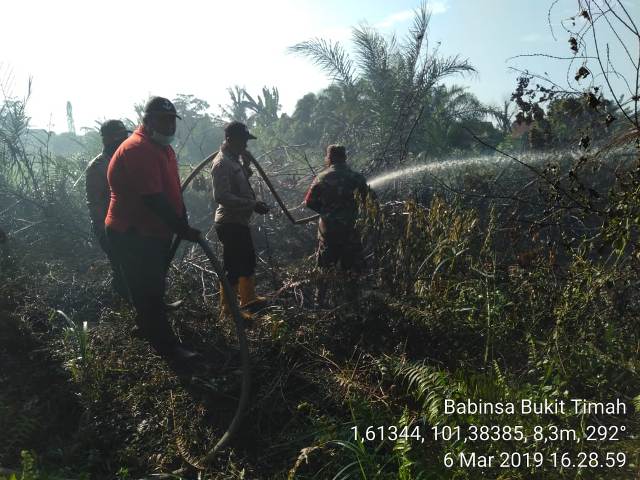 Kodim 0320/Dumai Bersama Satgas Karhutla Lakukan Pemadaman  di Jalan Tuanku Tambusai