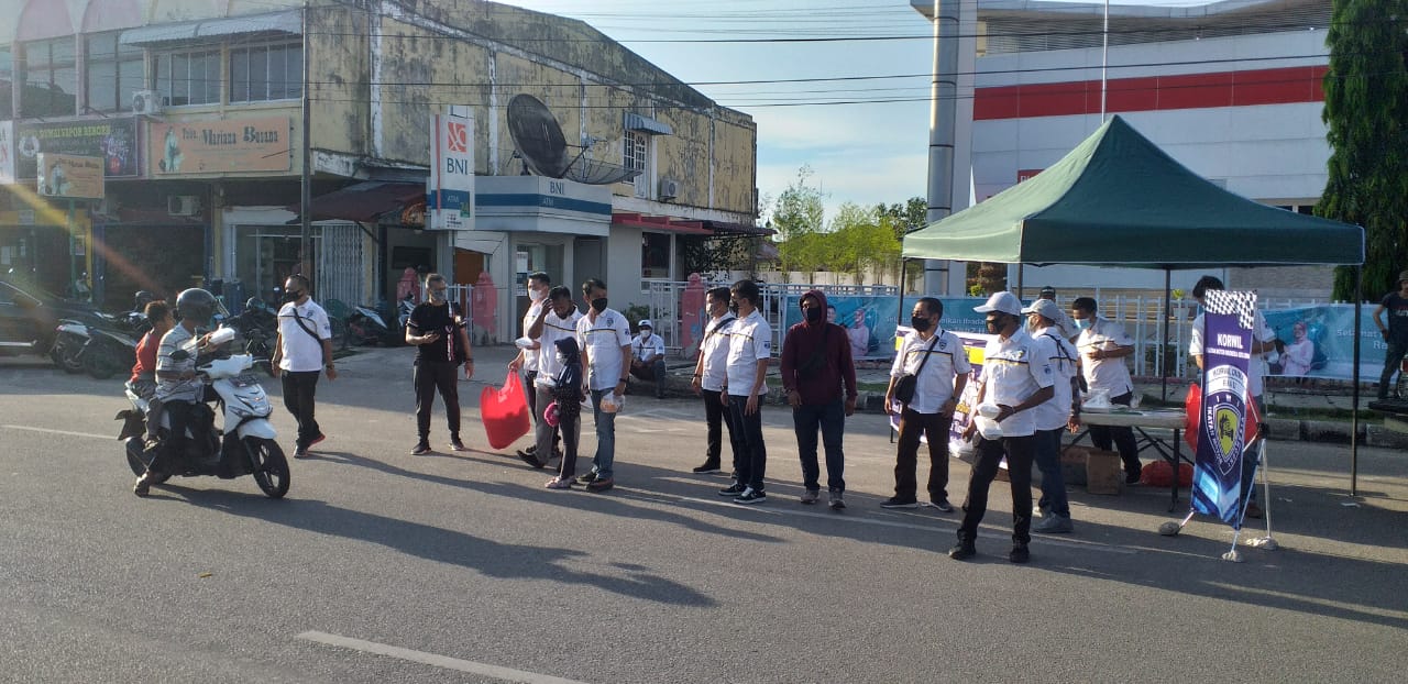 IMI Korwil Dumai Berbagi Takjil untuk Pengguna Jalan