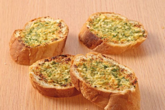 Resep Garlic Bread 4 Bahan, Gurih dan Sisi Luarnya Renyah