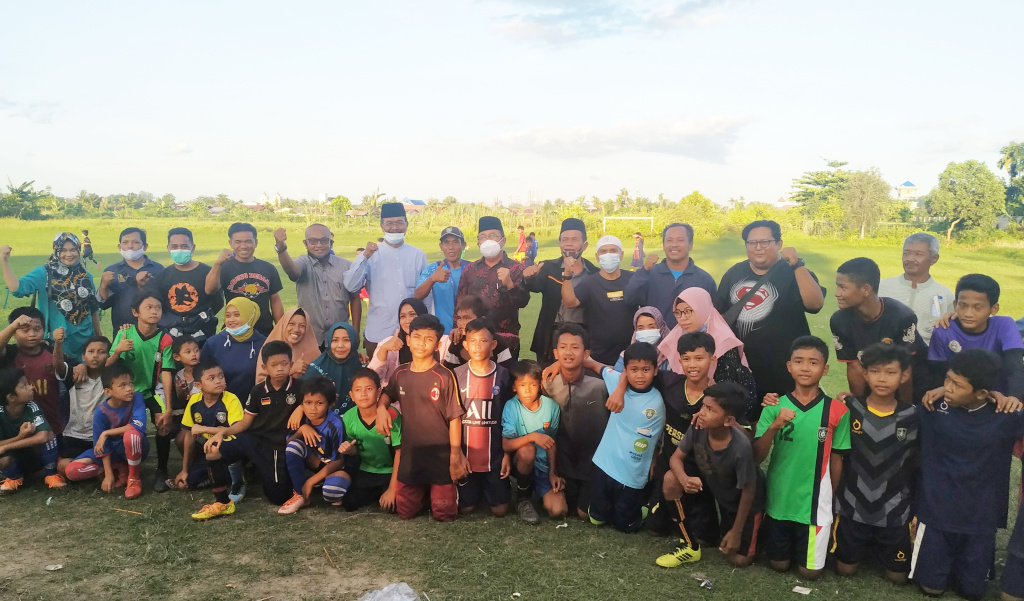 Kunjungi SSB Persekat, Sunaryo Beri Semangat pada Anak-anak