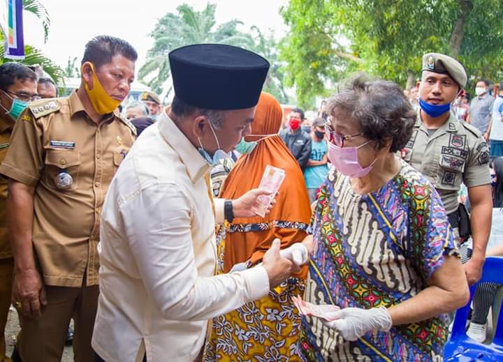 Bupati Labuhanbatu Menyalurkan Secara Simbolis BST APBD di Kecamatan Rantau Utara