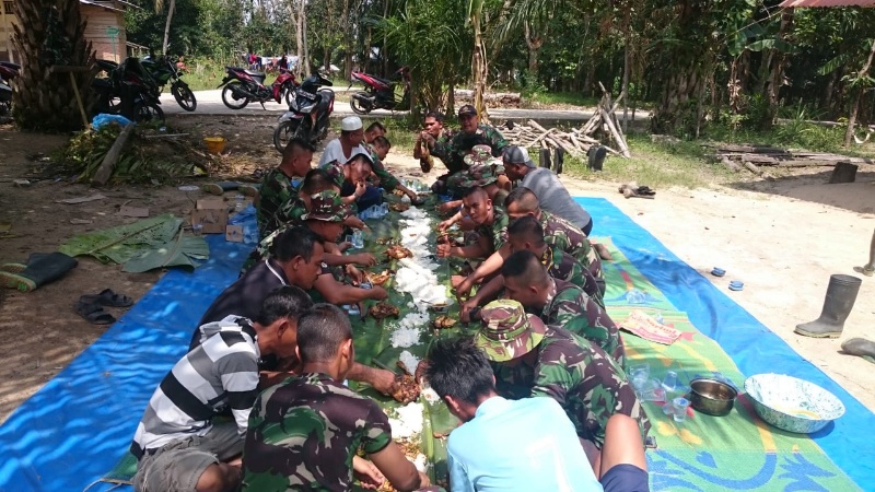 Usai bekerja, TNI dan Warga Makan Siang Bersama