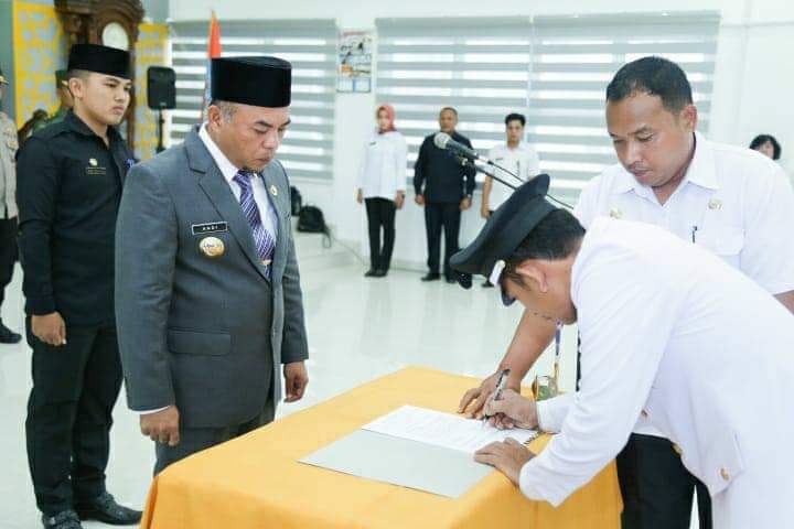 Bupati Labuhanbatu Andi Suhaimi Lantik 14 Kades Terpilih