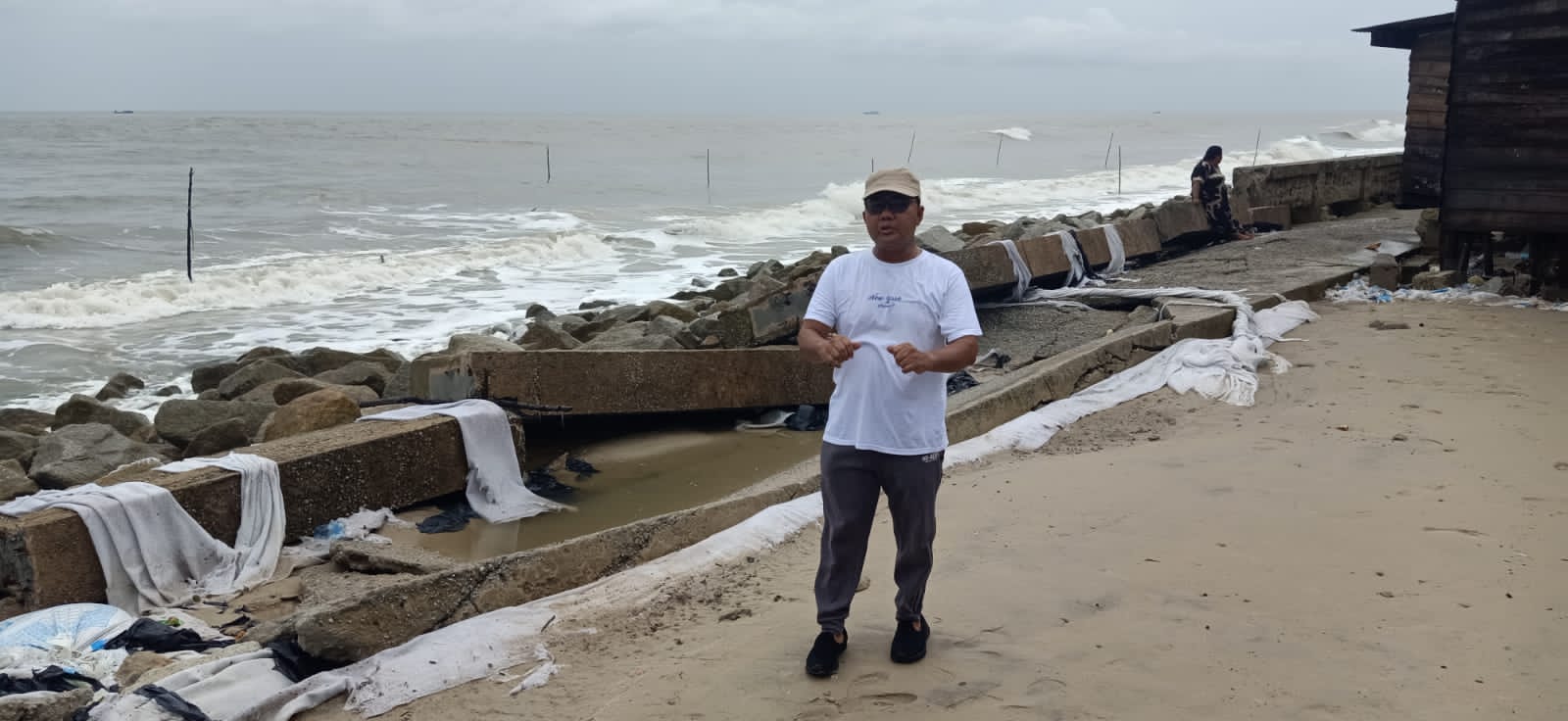 Gelombang Air Laut Membesar, Beberapa Rumah Warga Berada di Desa Teluk Rhu Habis Terkuras