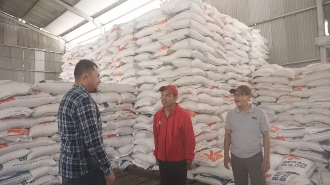 Pj Bupati Inhil Tinjau Stok Beras dan Memastikan Ketersediaan Aman