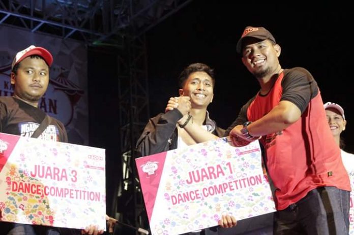 Mantap...!!! Dancer Binaan KNPI Kota Dumai Raih Juara I Karnaval Telkomsel