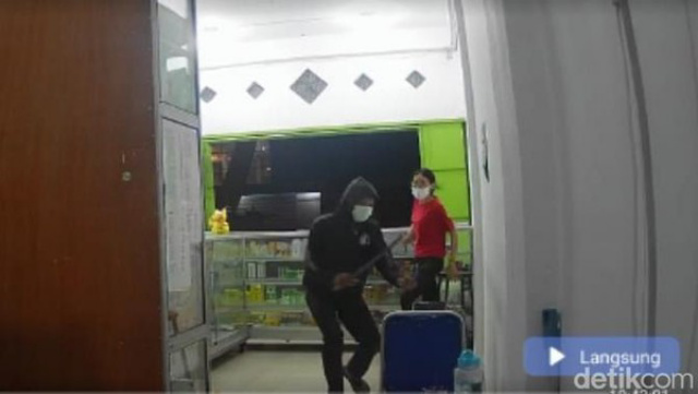 Pria di Medan Ancam Penjaga Apotek Pakai Kelewang, HP Dibawa Kabur
