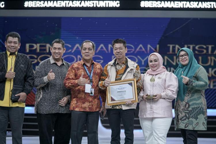 Bupati Rokan Hilir Afrizal Sintong Terima Penghargaan Dalam Pengentasan Stunting