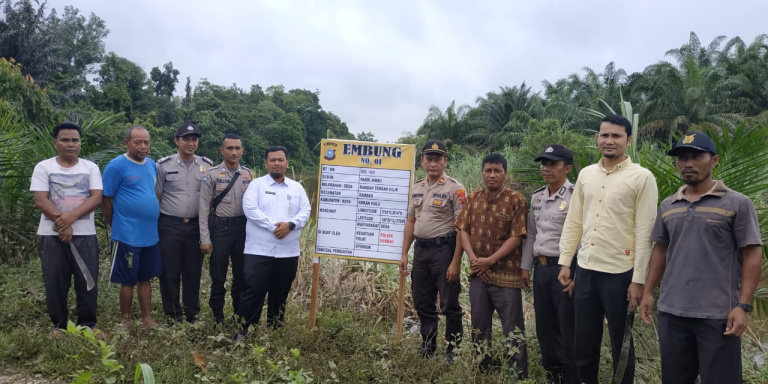Antisipasi Karhutla, Polsek Rambah Pasang Plang Titik Embung
