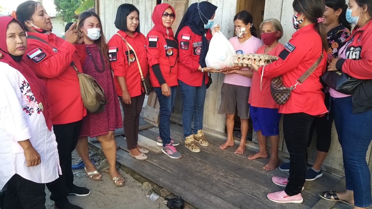 Pengabdian Sang Srikandi  untuk Masyarakat Kurang Mampu
