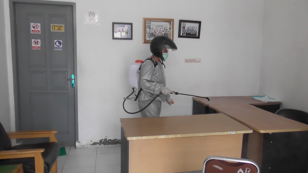 Cegah Penyebaran Covid-19, DLH Labuhanbatu Semprotkan Disinfektan