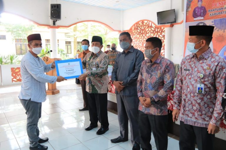 Bupati Rohul Serahkan Bantuan Hibah Untuk Kegiatan Religius 2021 Senilai Rp 4.8 M