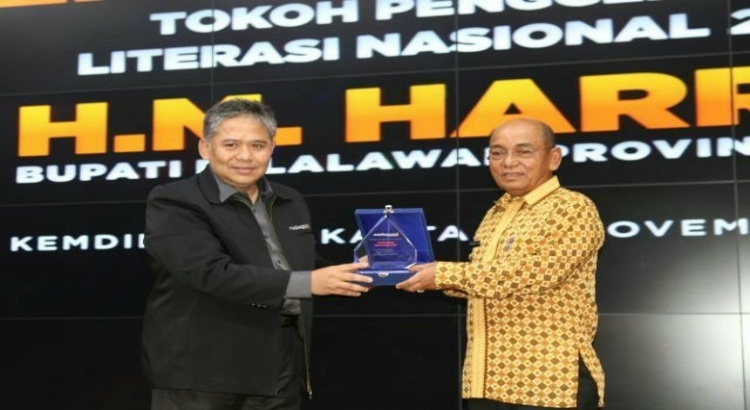 Bupati Pelalawan Terima Penghargaan Tokoh Penggerak Literasi Nasional