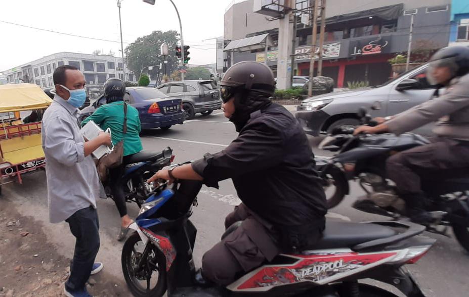 PWI Dumai Bagikan 7.100 Masker pada Warga