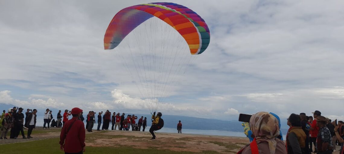 Paralayang, Obyek Wisata Unggulan di Geosite Kaldera Toba Huta Ginjang