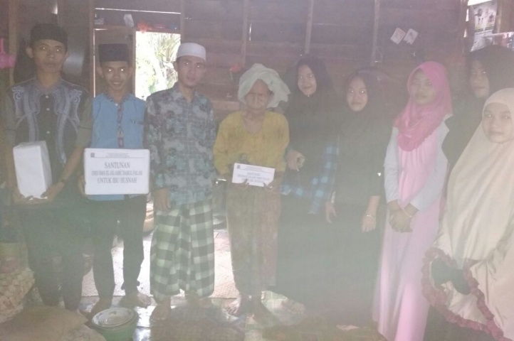 Osis SMA El-Islamic Darul Falah Berikan Santunan Kepada Istri Seorang Veteran