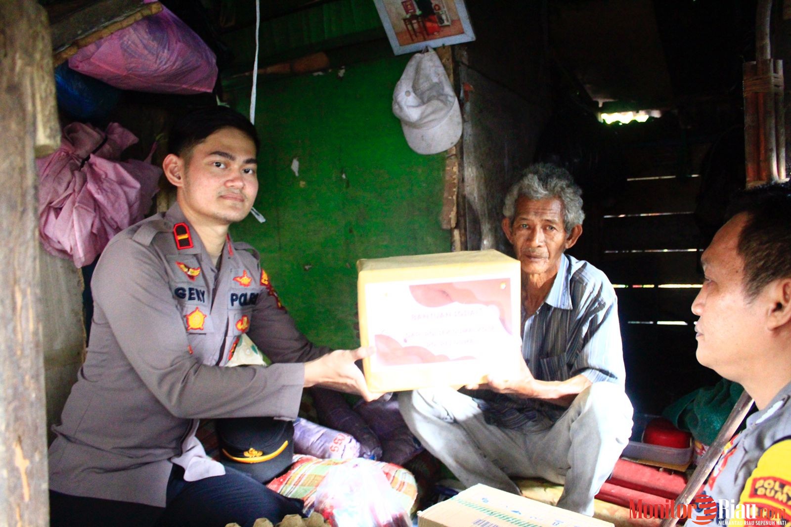 Polsek Dumai Kota Serahkan Bantuan Kepada Pemulung