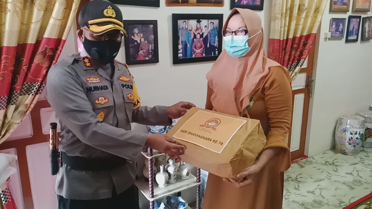 Kapolres Rohil Beri Bansos Door To Door Kepada Purnawirawan Polri