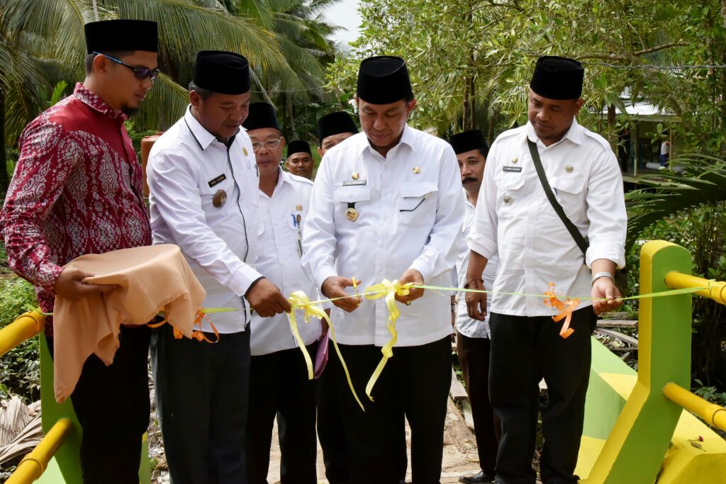 Bupati Wardan Resmikan Jembatan di Desa Sungai Asam