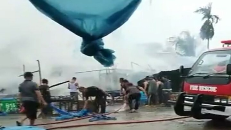 Belasan Lapak Pedagang Ikan Pasar Bundaran Dumai Hangus Terbakar