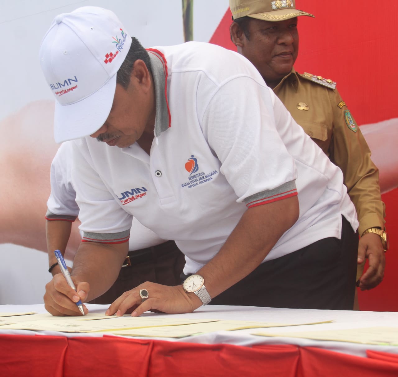 Bupati Teken Kesepakatan Replating Kebun Sawit Masyarakat Dengan PTPN V