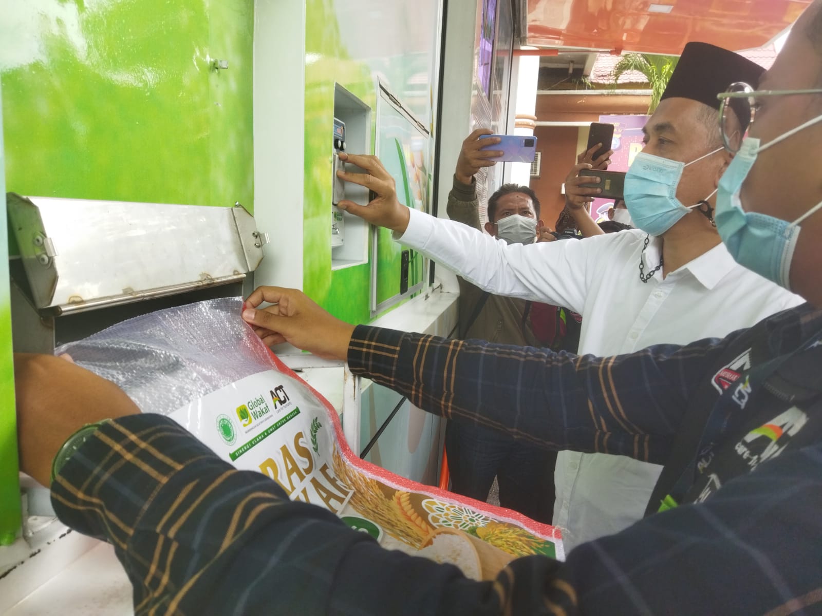 Wako Buka Launching Humanity Foodbus dan RiceTruck untuk Armada Pendistribusian Bantuan ke Warga