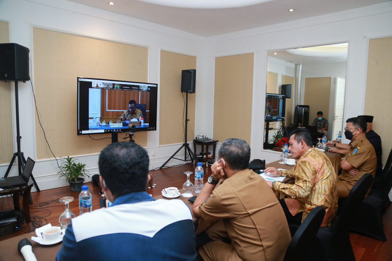 Gubernur Vicon Bersama Menkopolhukam Bahas Pengaturan Upah Minimun
