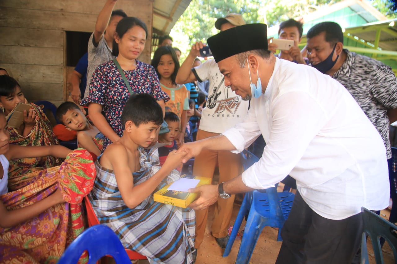 Temui Peserta Sunat Massal, Bupati Labuhanbatu Berikan Bingkisan