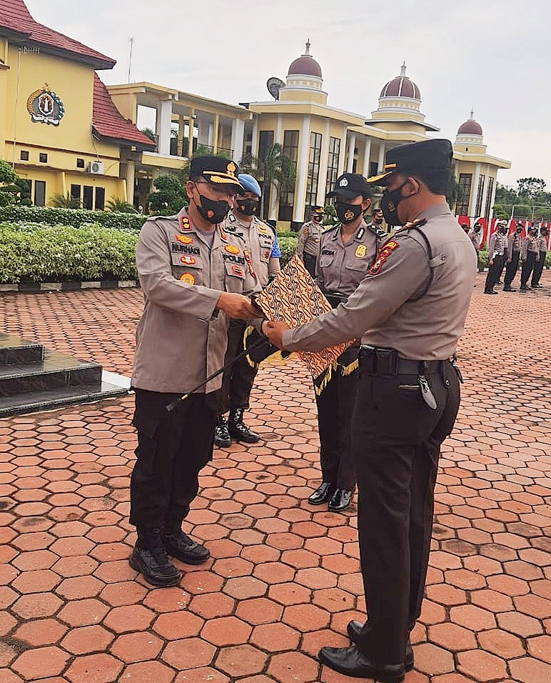 Kapolres Rohil Berikan Reward Kepada Personel Berprestasi