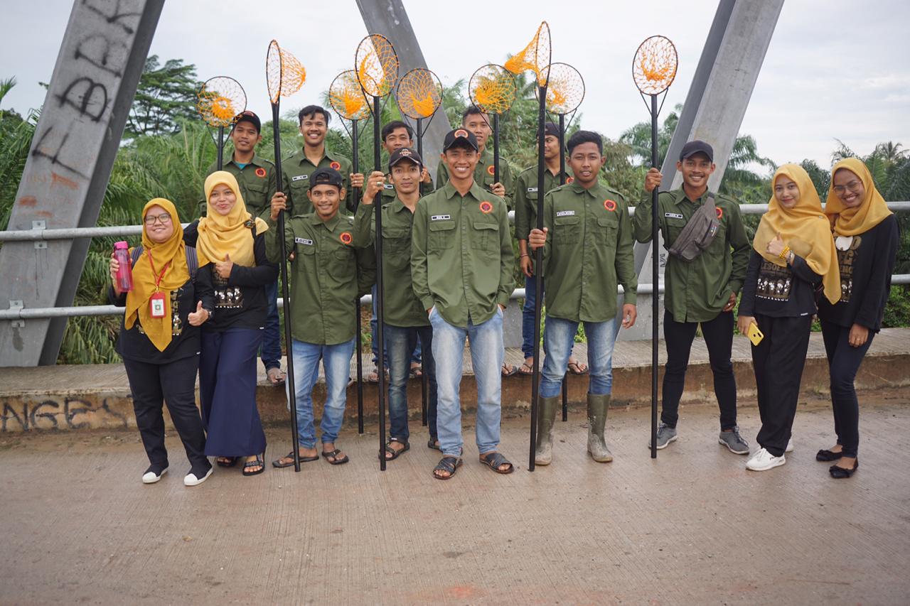 Bersama Pemuda-Pemudi, DLH Dumai Bersihkan Sungai Mesjid