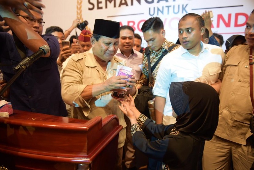 Diberi Celengan Anak Kelas 3 SD, Prabowo Terharu