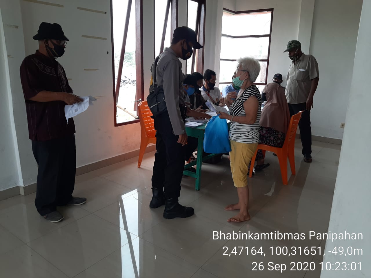 Kapolsek Palika Pantau Penyaluran BST Tunai Kepada Masyarakat Palika