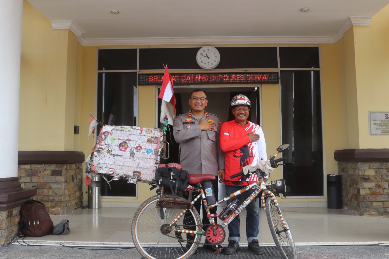 Dilepas Kapolres Dumai, Jhoni Akan Bersepeda Menuju Istana Negara