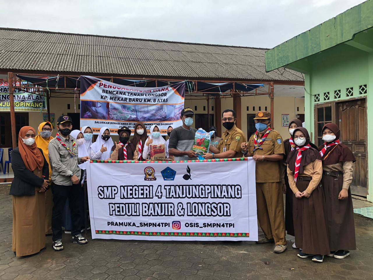 SMPN 4 Kota Tanjungpinang Serahkan Bantuan Untuk Korban Banjir dan Longsor