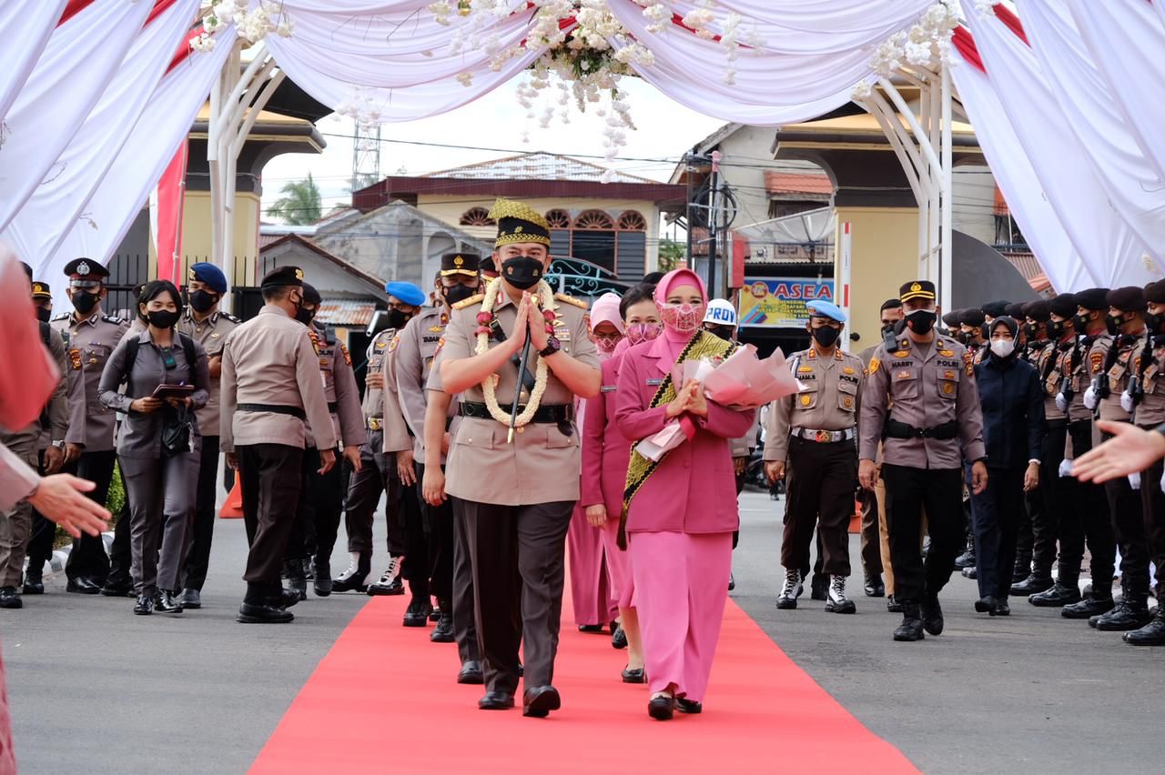 Resmi Masuki Mapolda, Kapolda Riau Disambut Adat Tepuk Tepung Tawar