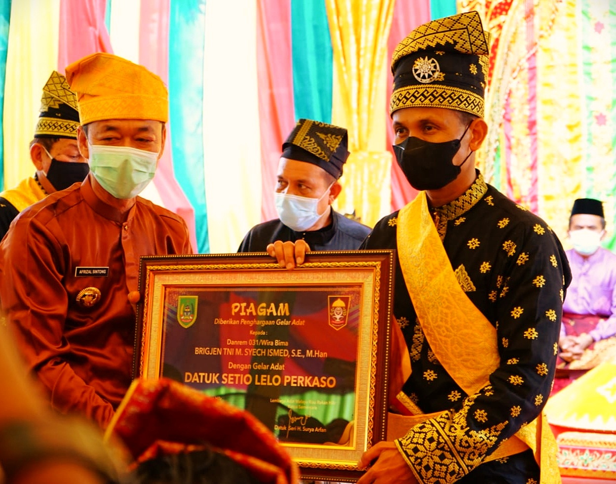 Danrem 031 Wirabima Terima Gelar Datuk Setio Lelo Perkaso