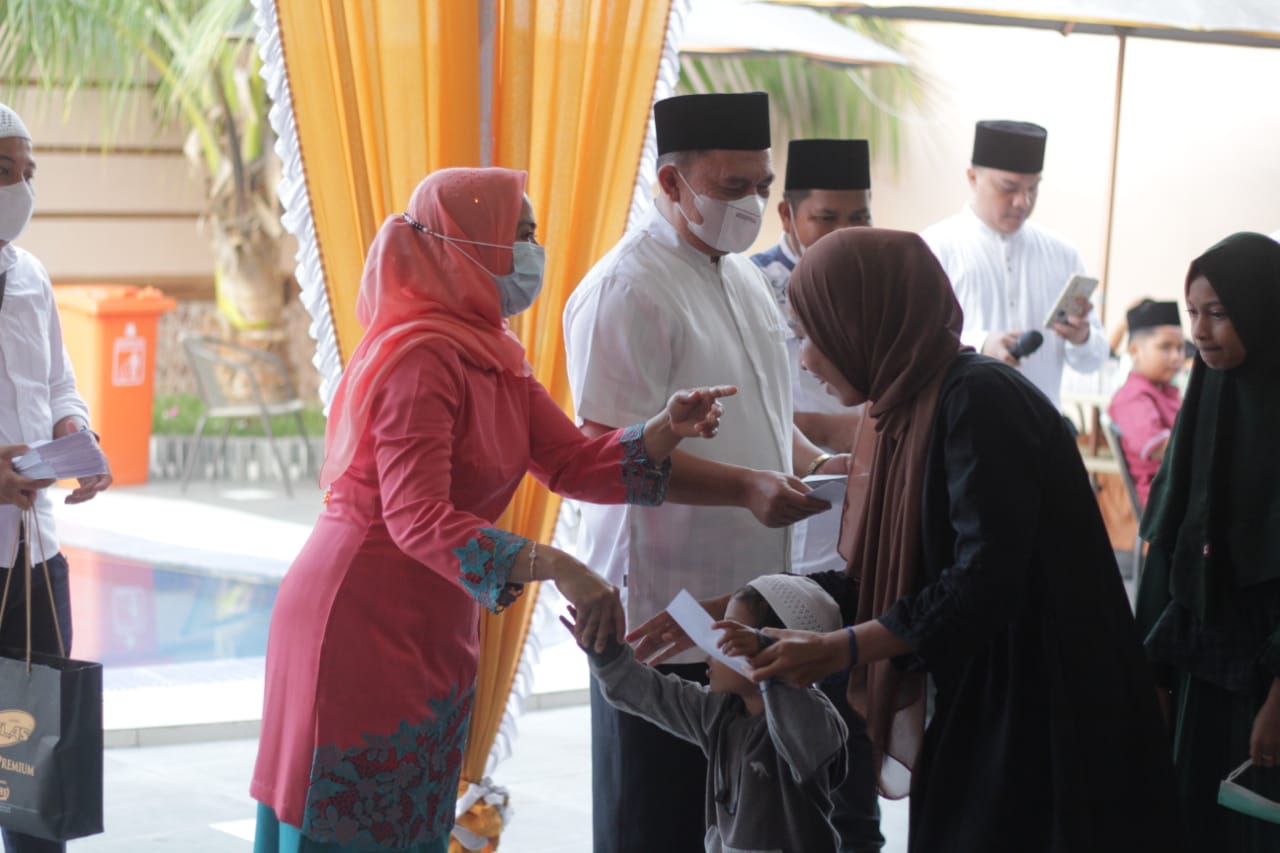 Bupati Labuhanbatu Ajak Anak Yatim Buka Puasa Bersama