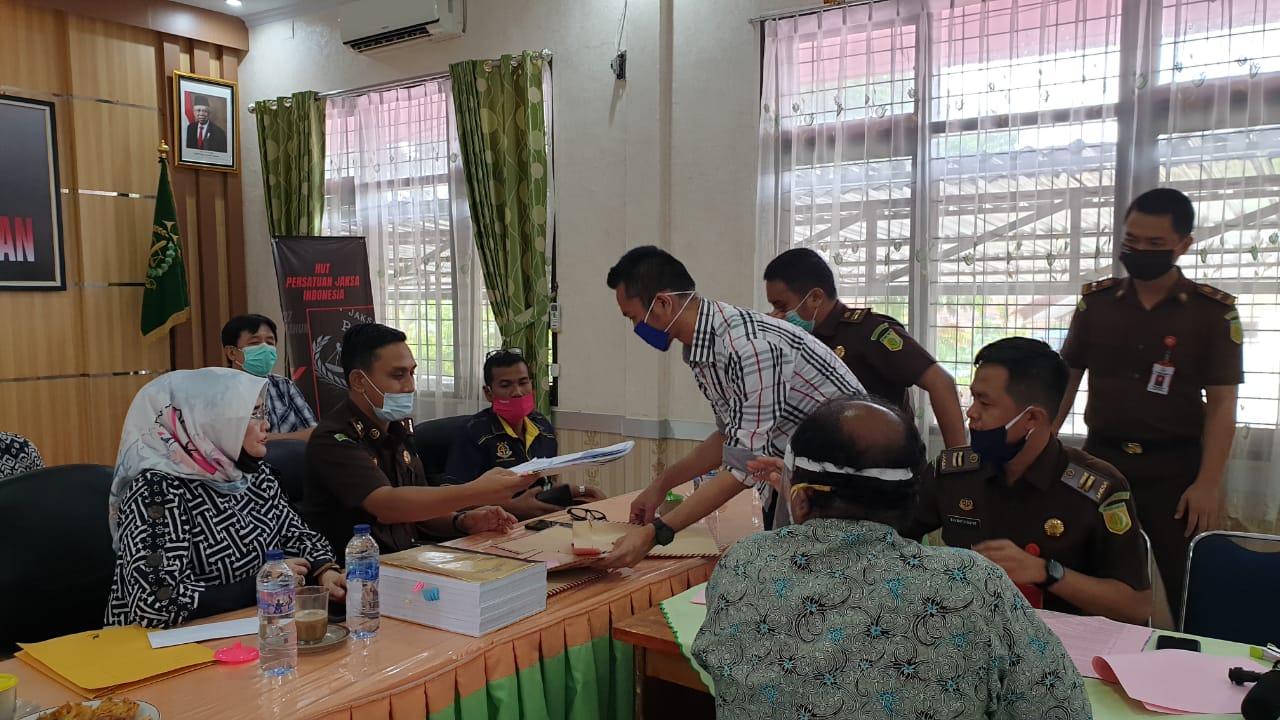 Kejari Pelalawan Terima Satu Tersangka Koorporasi Dari Mabes Polri