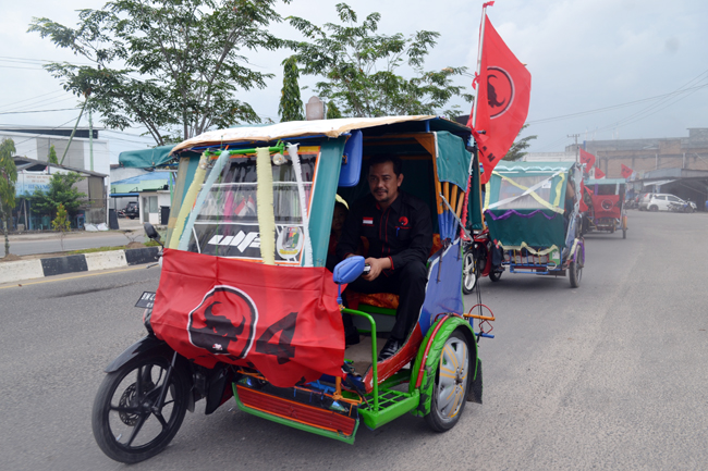 DPC PDI Perjuangan Dumai Naiki Becak Motor ke Kantor KPU